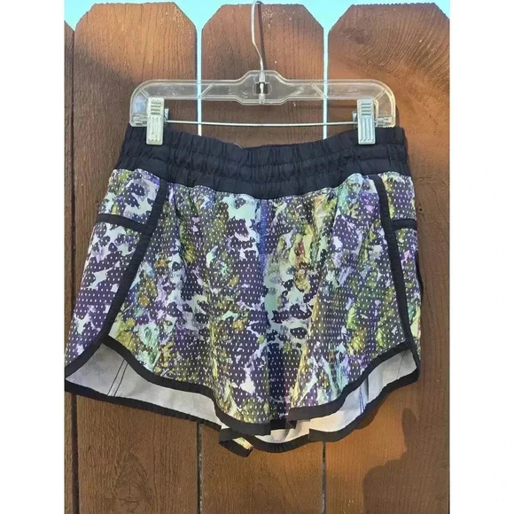 Lululemon Tracker Short III *4-way Stretch Size 6 - Picture 5 of 9